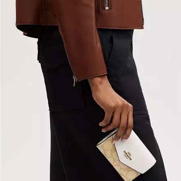 NWT Coach mini envelope wallet with strap - Picture 3 of 6